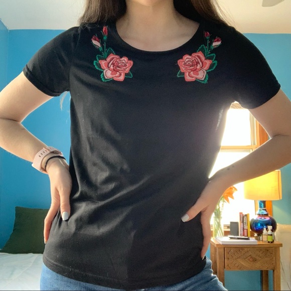 Rose Embroidered Casual Tee - Picture 2 of 8